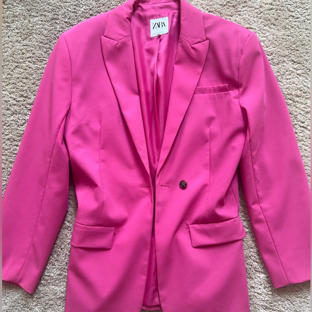 Beautiful oversized pink blazer with pads. Completely new (I only wore it once).